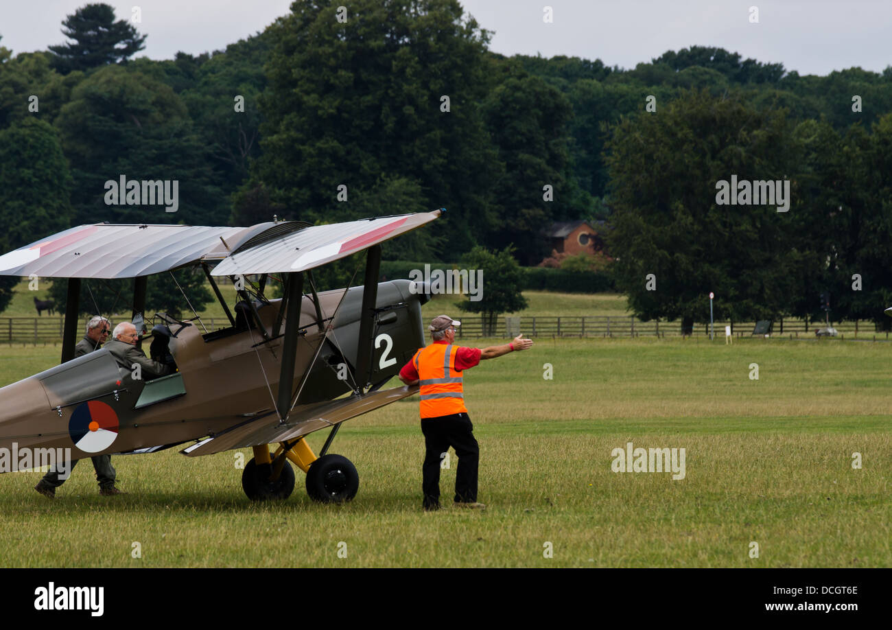 Il De Havilland moth club 28th International rally, Air Marshall di guida di un piano su dove parcheggiare Foto Stock