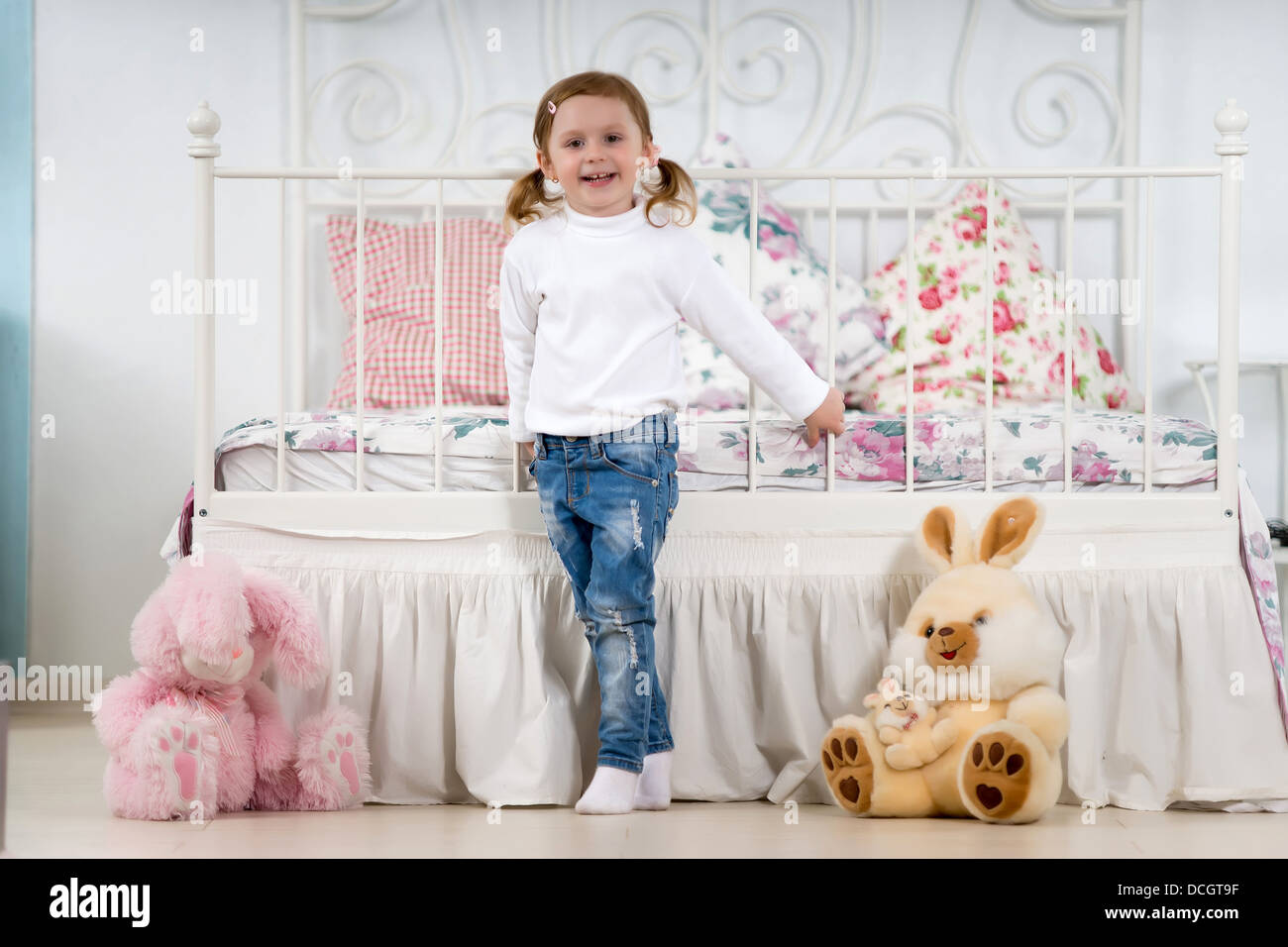 Bambina in camera da letto Foto Stock