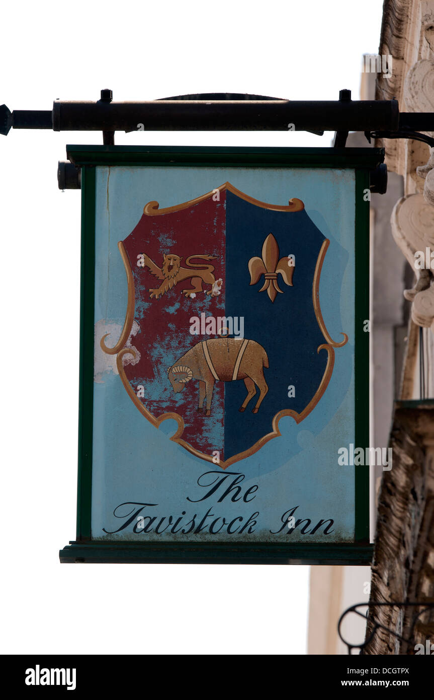 Il Tavistock Inn segno, Leamington Spa, Regno Unito Foto Stock