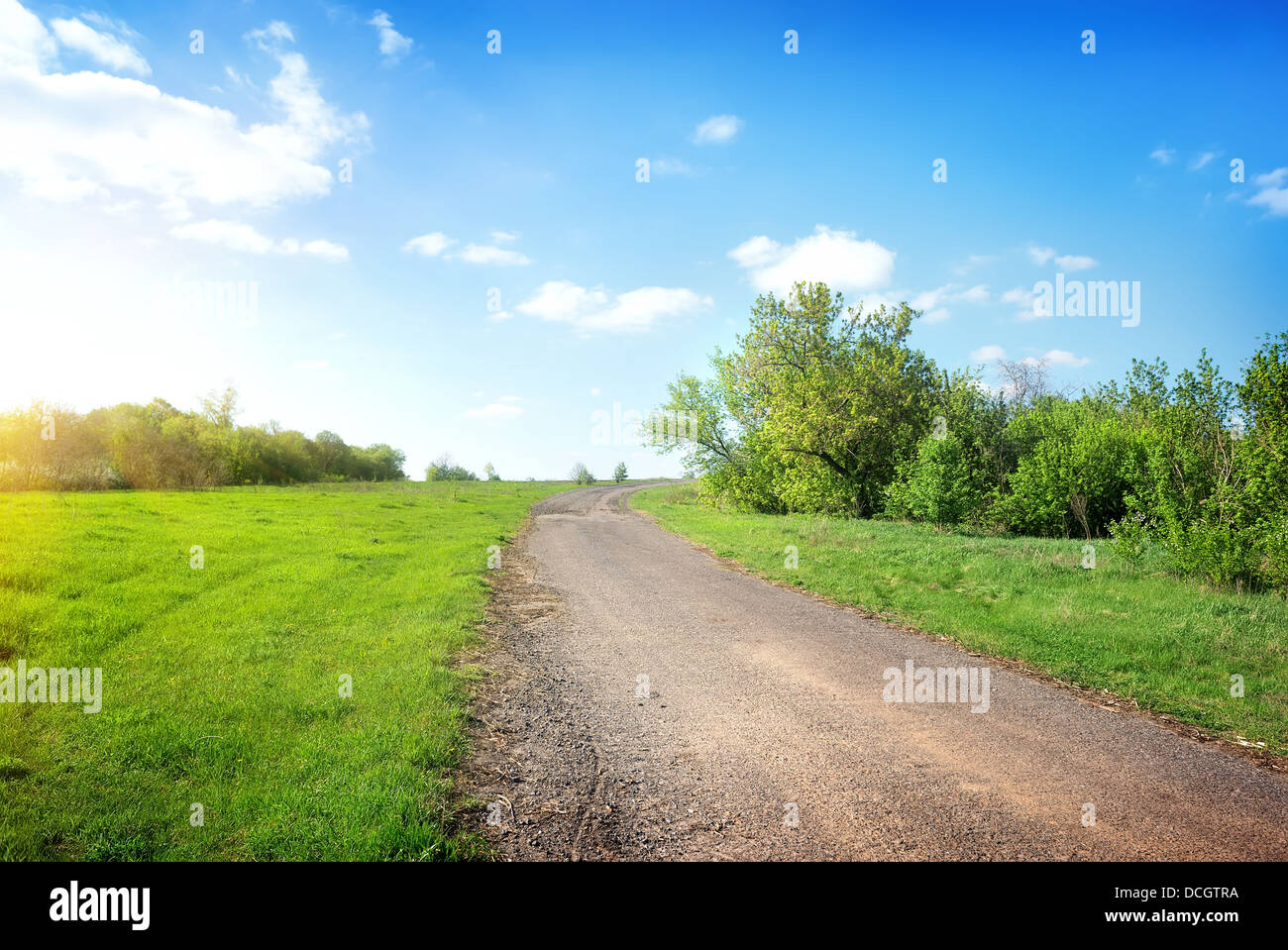 Strada ampia nel campo st giornata di sole Foto Stock