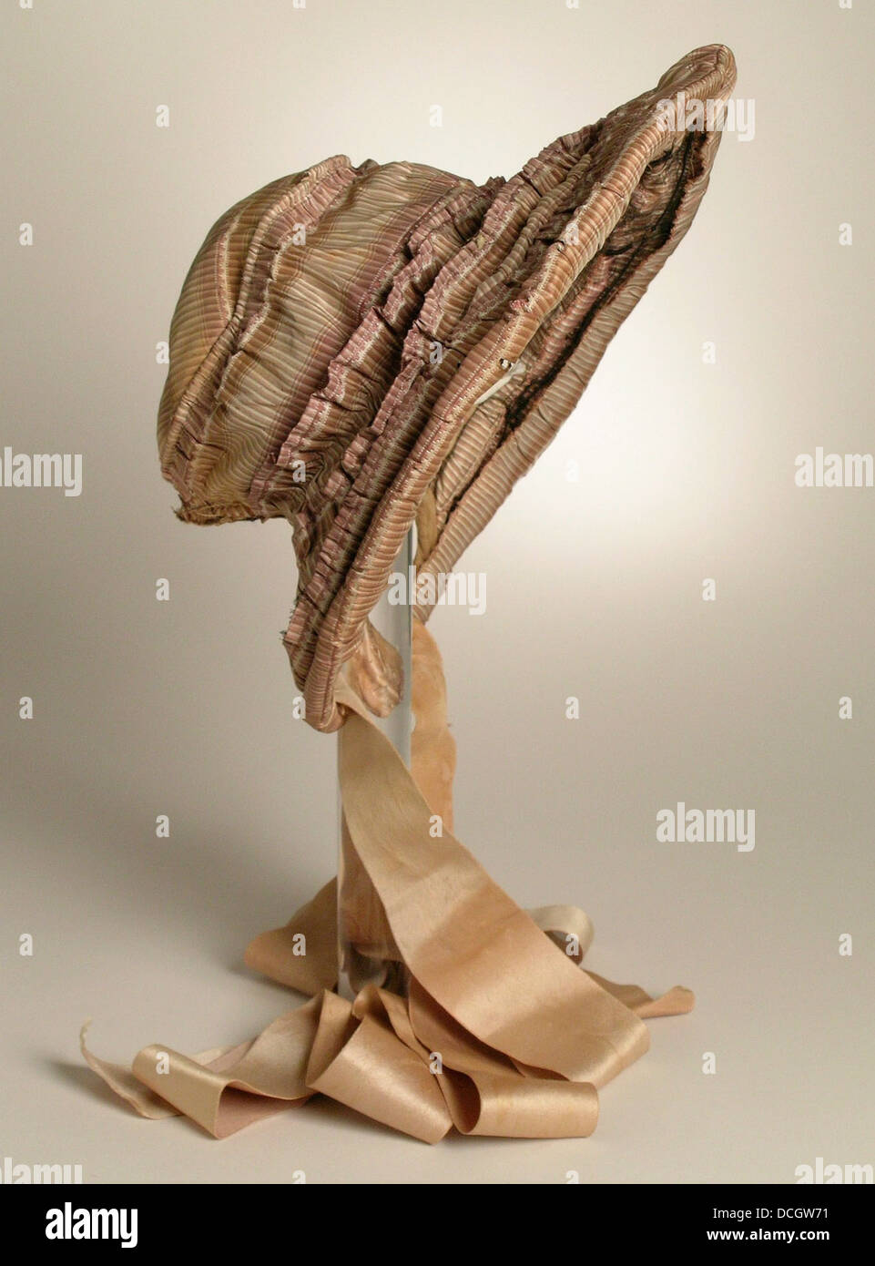 Il "cofano donna 38.19.5" della collezione LACMA è un oggetto di moda storico, che mostra intricati lavori tessili di un'epoca passata, riflettendo moda e accessori del passato. Foto Stock