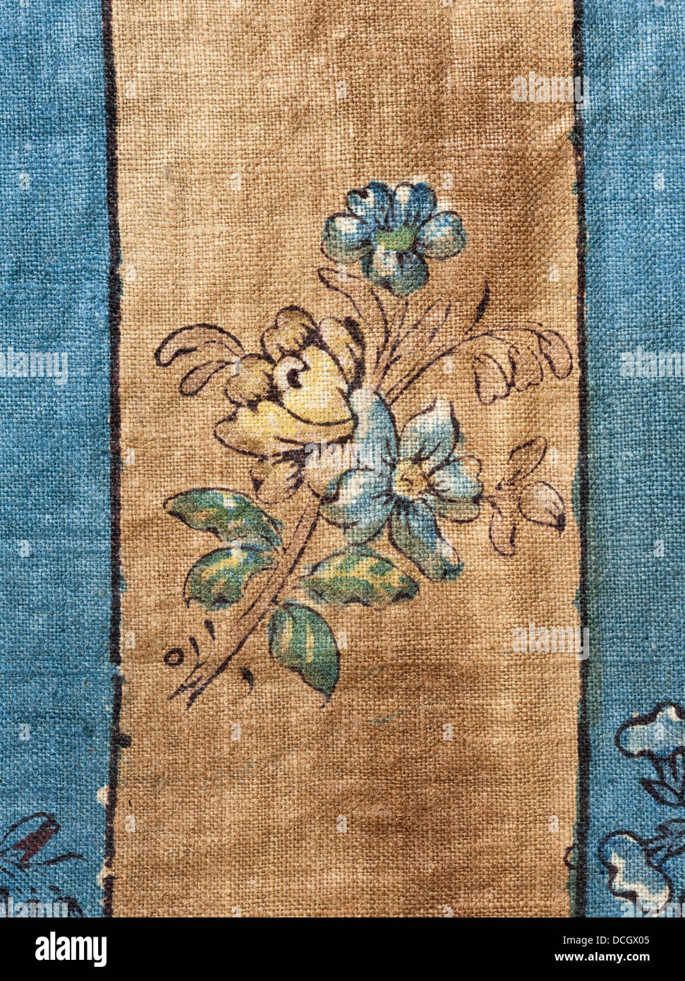 La "donna Robe à la francese" M.2007.211.930a-b è uno squisito esempio di moda francese del XVIII secolo. L'abito presenta elementi di design elaborati come tessuti fluenti e delicati ricami, che incarnano l'opulenza dell'epoca. Foto Stock