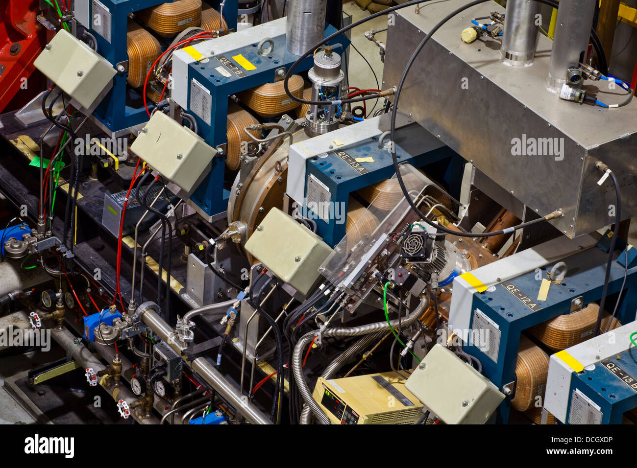 Vista astratta di una beamline di installazione presso il TRIUMF Accelerator Center, Vancouver, Canada Foto Stock