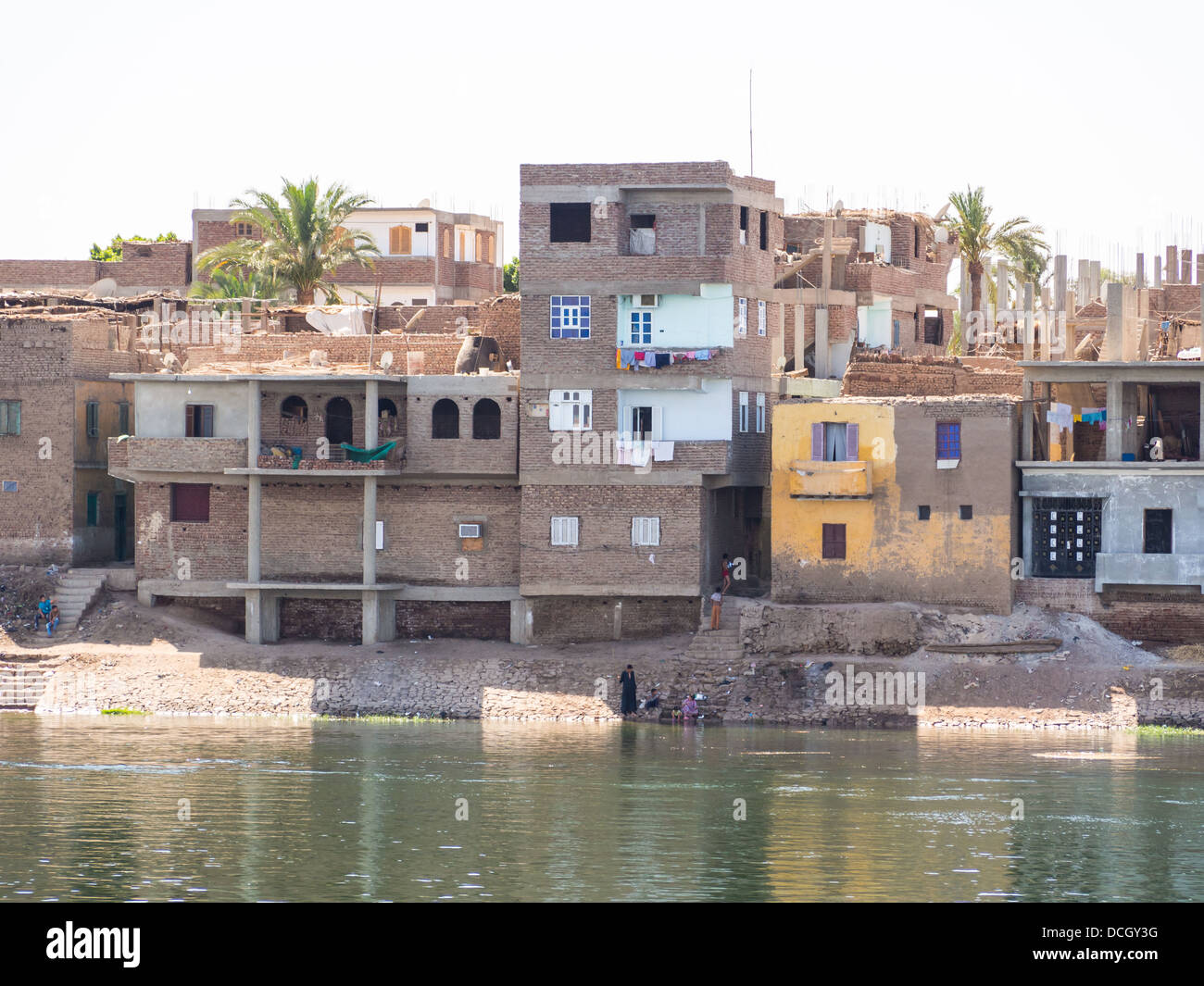 Alloggiamento sul Fiume Nilo vicino a Luxor in Egitto Foto Stock