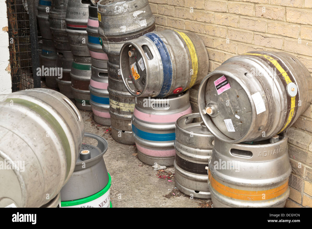 Scartato real ale firkins sul retro di un pub in St Neots, Cambridgeshire, Inghilterra Foto Stock