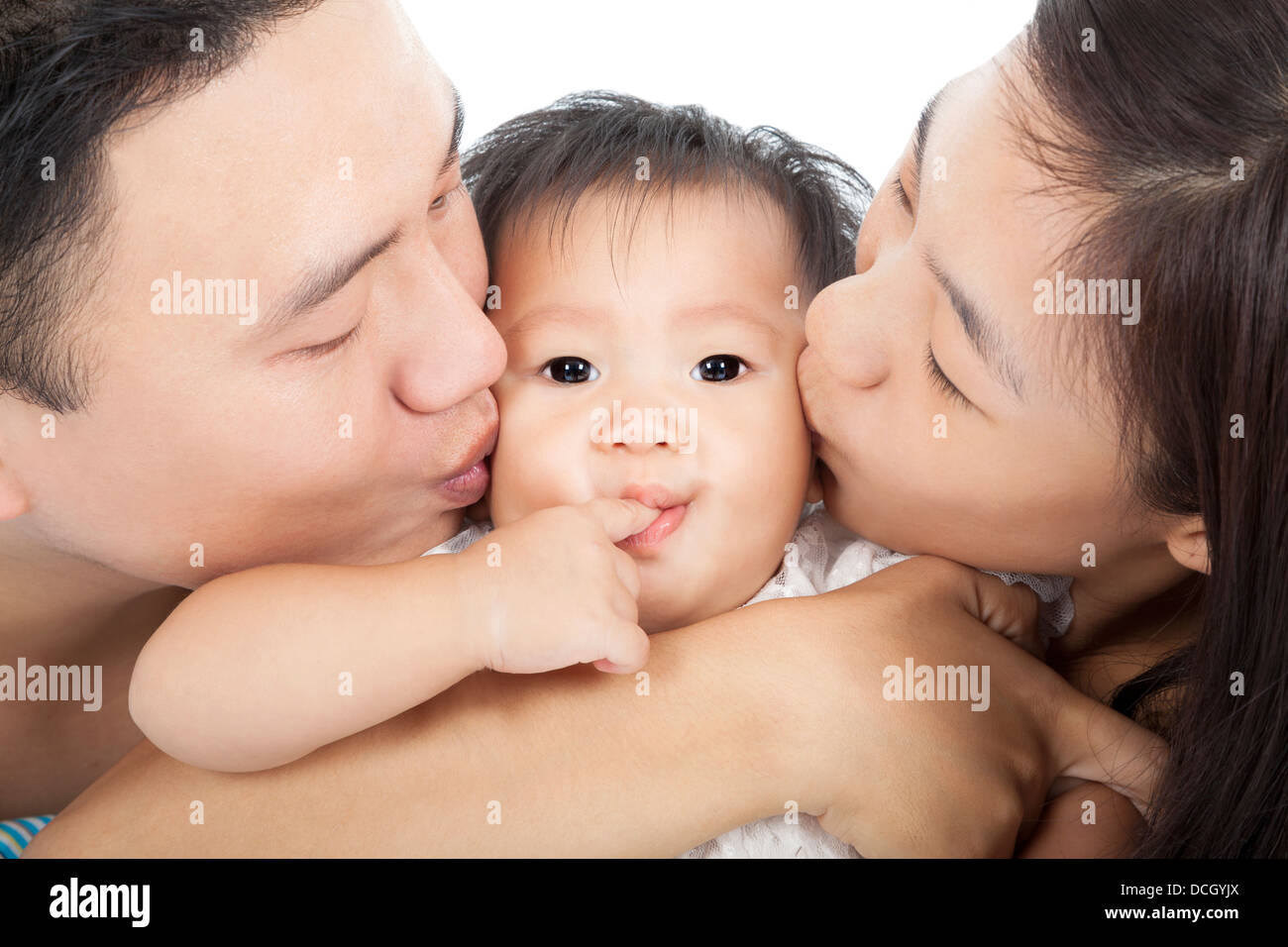 La famiglia felice baciare il bambino Foto Stock