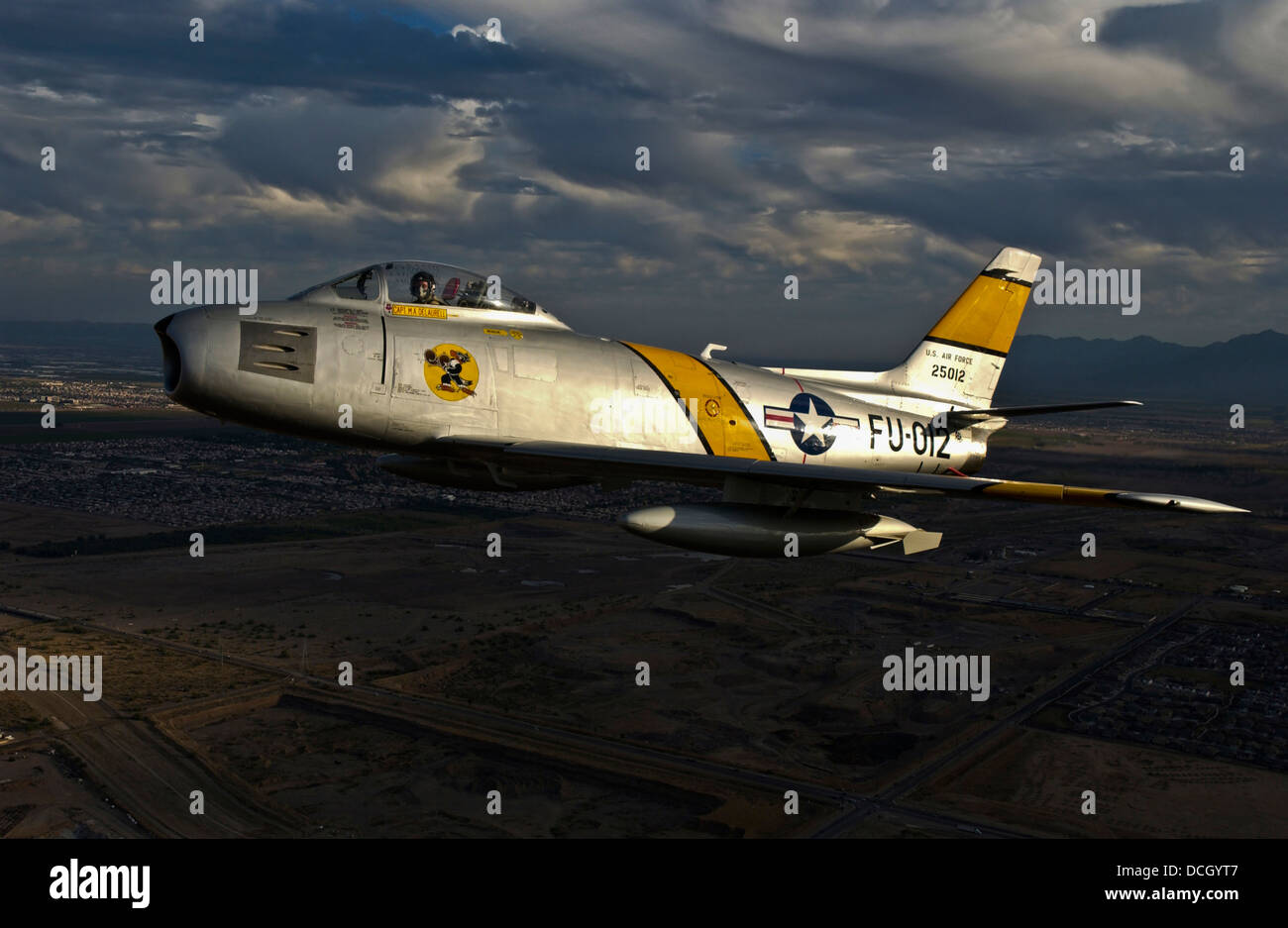 Un North American F-86F Sabre in volo vicino a Glendale, California. Foto Stock