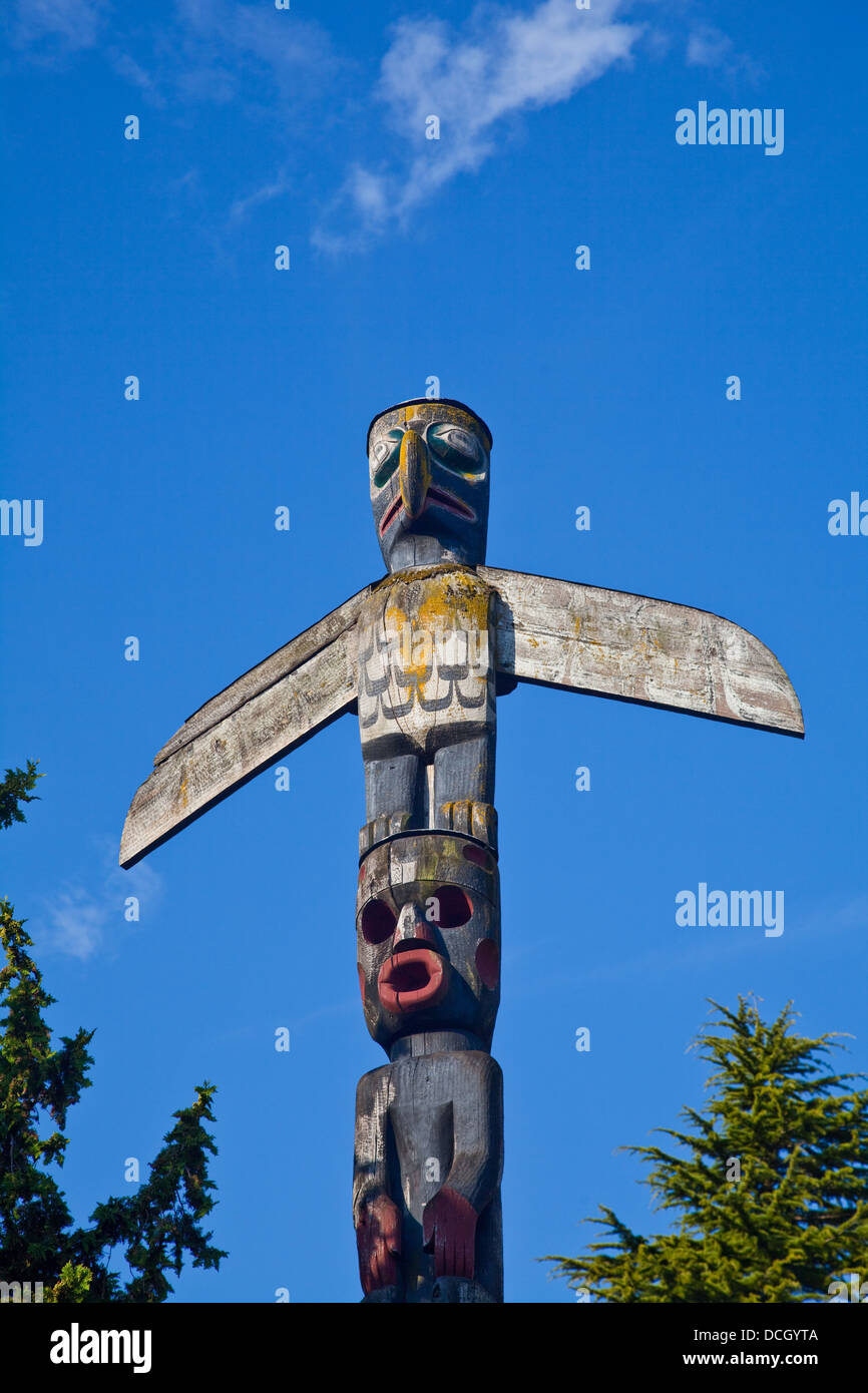 Guardando verso il basso totem in Victoria, Canada Foto Stock