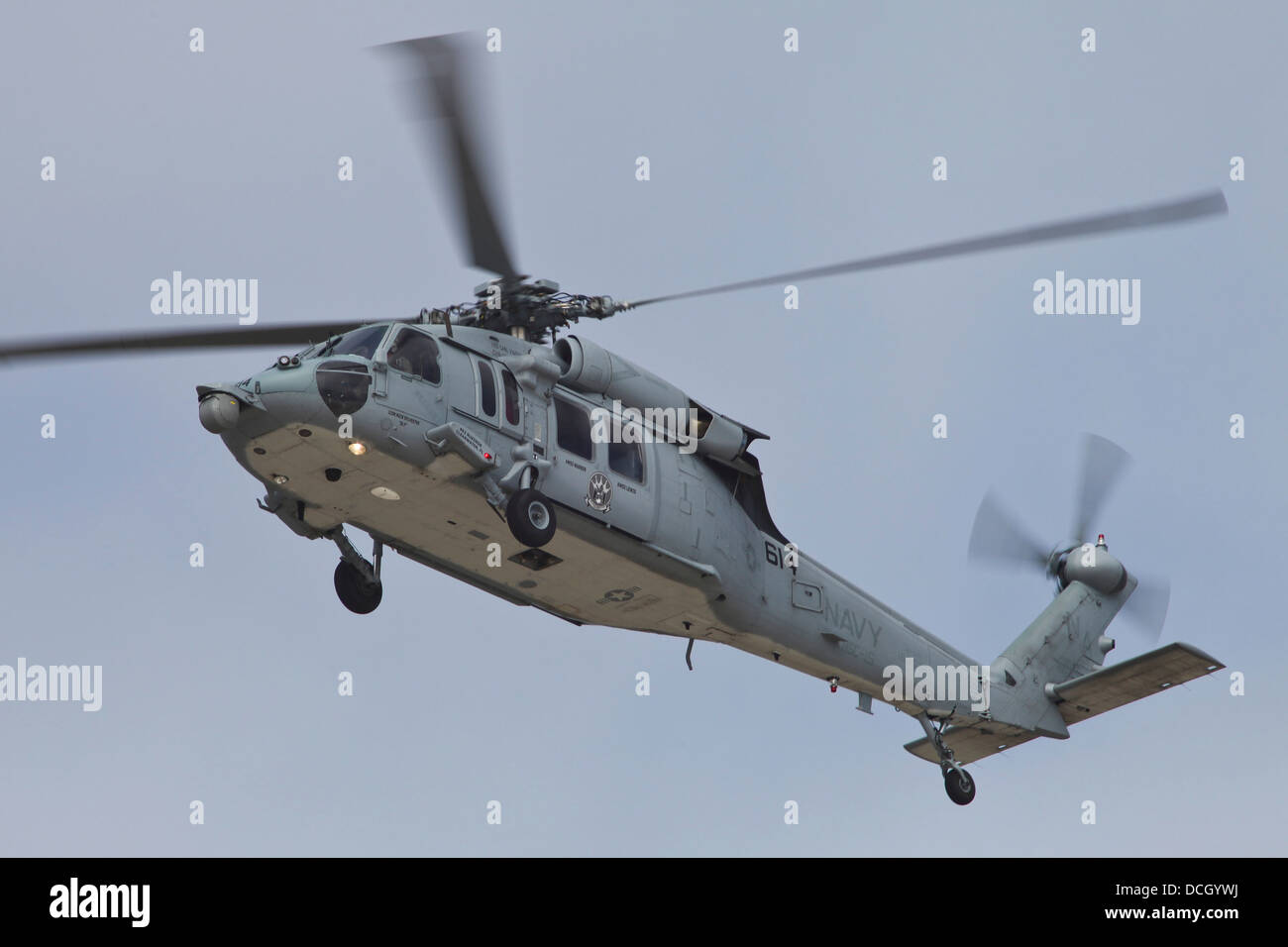 Un U.S. Navy MH-60S Seahawk in volo su Coronado, California. Foto Stock