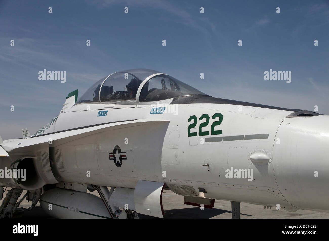 Un F/A-18B Hornet di unità di addestramento VMFAT-101 in Centennial marcature a Marine Corps Air Station Miramar, California. Foto Stock