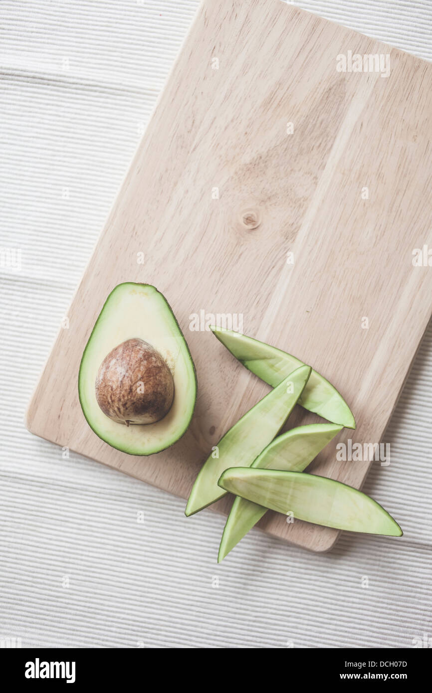 Avocado tagliato a metà con pietra Foto Stock