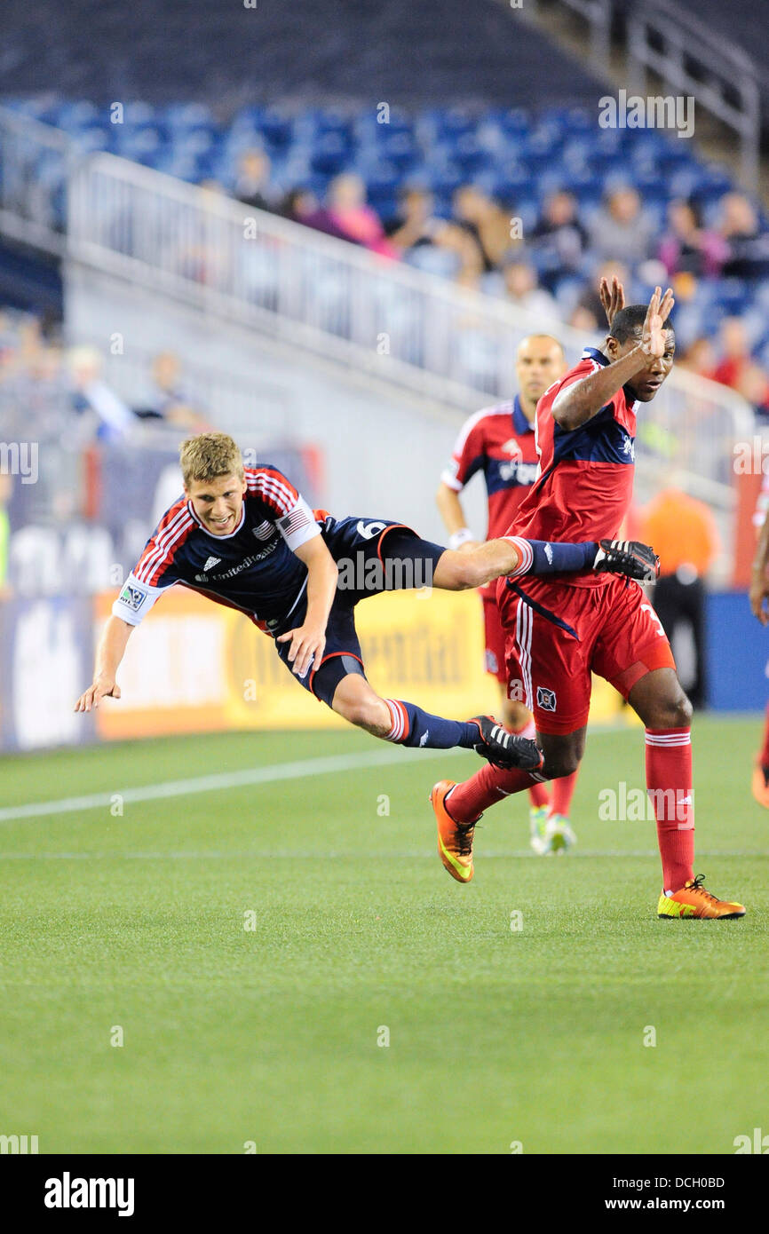 Agosto 17, 2013 - Foxborough, Massachusetts, STATI UNITI D'AMERICA - Agosto 17, 2013 - Foxborough, Massachusetts, STATI UNITI - New England Revolution centrocampista Scott Caldwell (6) e Chicago Fire in avanti Juan Luis Anangono (33) groviglio fino mentre si lavora per la sfera durante la seconda metà giocare nel Chicago Fire vs New England Revolution Major League Soccer Game tenutosi a Gillette Stadium di Foxborough Massachusetts. Punteggio finale Chicago 0 Nuova Inghilterra 2. Eric Canha/CSM Foto Stock