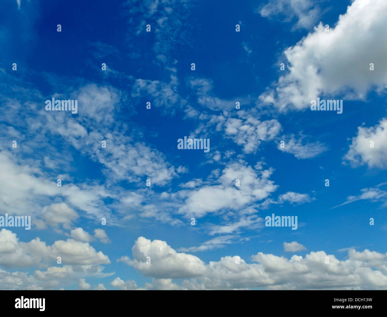 Cielo blu e il cloud computing Foto Stock