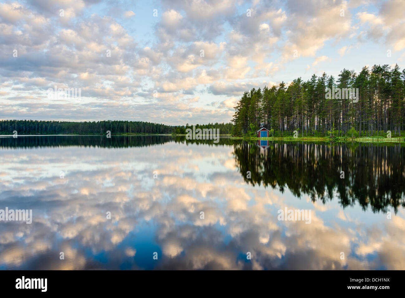 Lago con riflessi di nuvole, Dalarna, Svezia Foto Stock