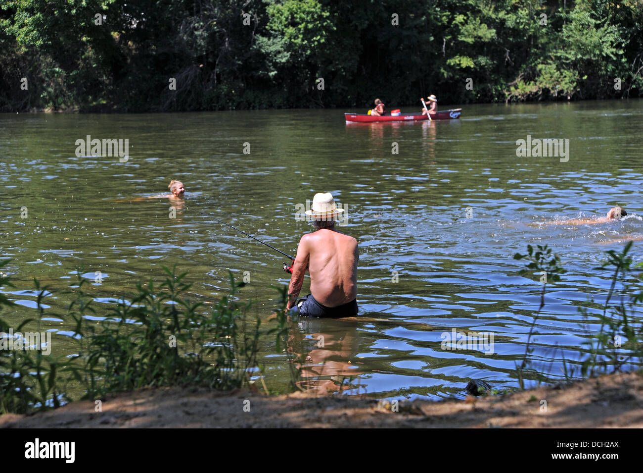 Pesca dell'uomo nel fiume Lot vicino Prayssac nella regione o reparto Francia del Lot Foto Stock