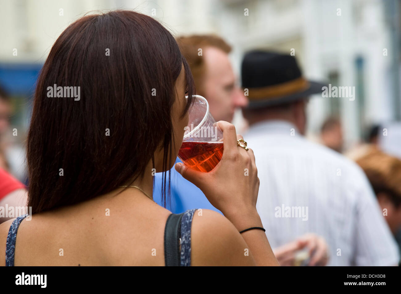 Le donne di bere sulla strada durante il Brecon Jazz Festival 2013 Foto Stock