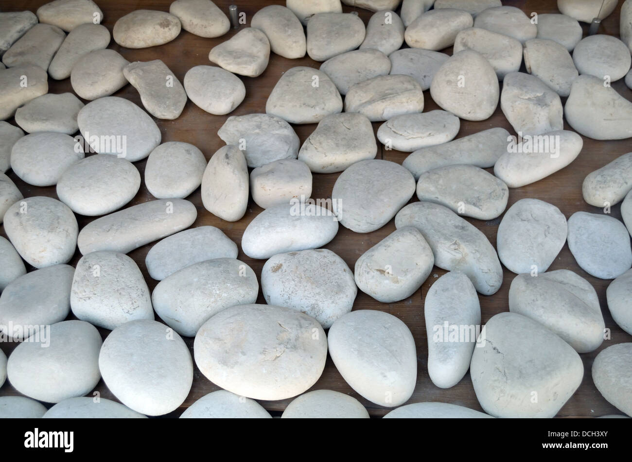 Le pietre del mare sullo sfondo. Foto Stock
