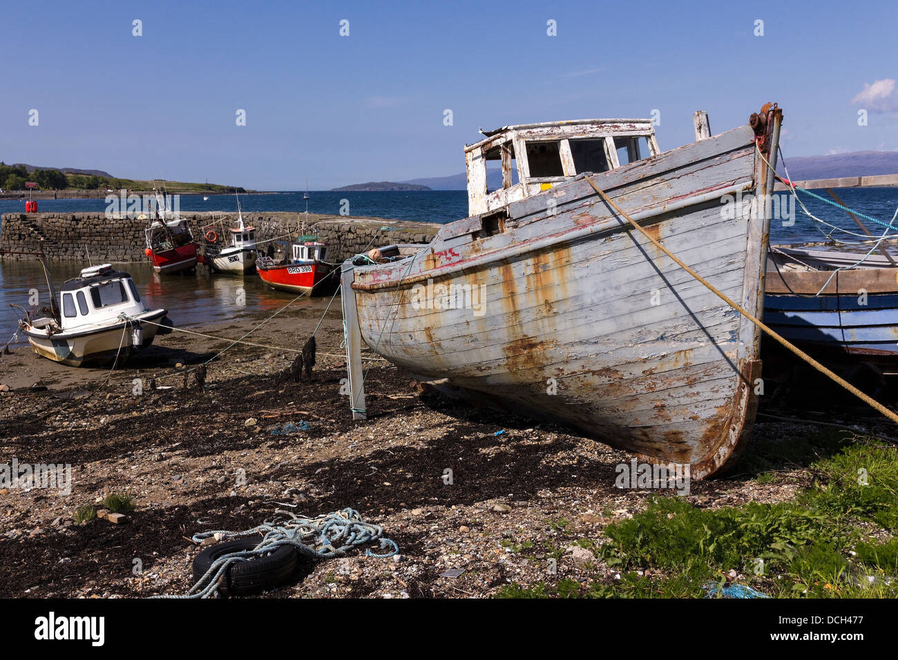 Vecchio carvel-costruito in legno barca da pesca e le imbarcazioni ormeggiate al molo di Broadford, Broadford, Isola di Skye, Scotland, Regno Unito Foto Stock