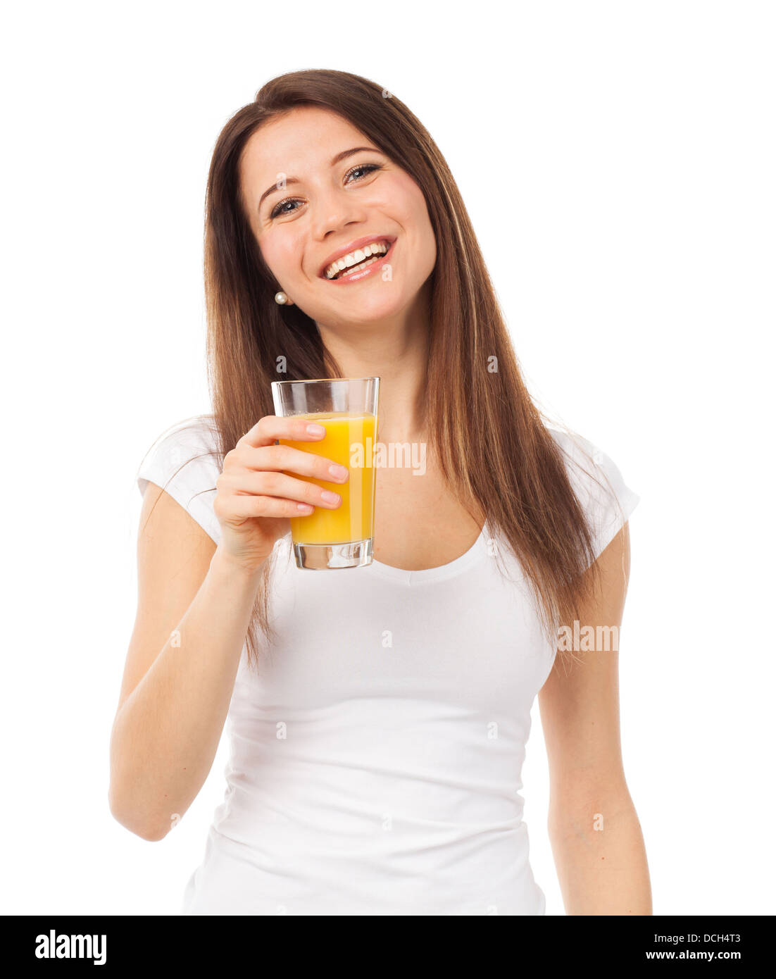 Bella donna con un bicchiere di succo di arancia, isolato su bianco Foto Stock