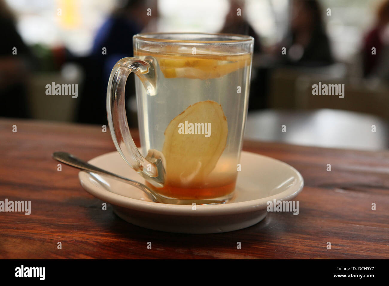 Un bicchiere di acqua calda con limone e miele fuori fuoco persone in  background Foto stock - Alamy