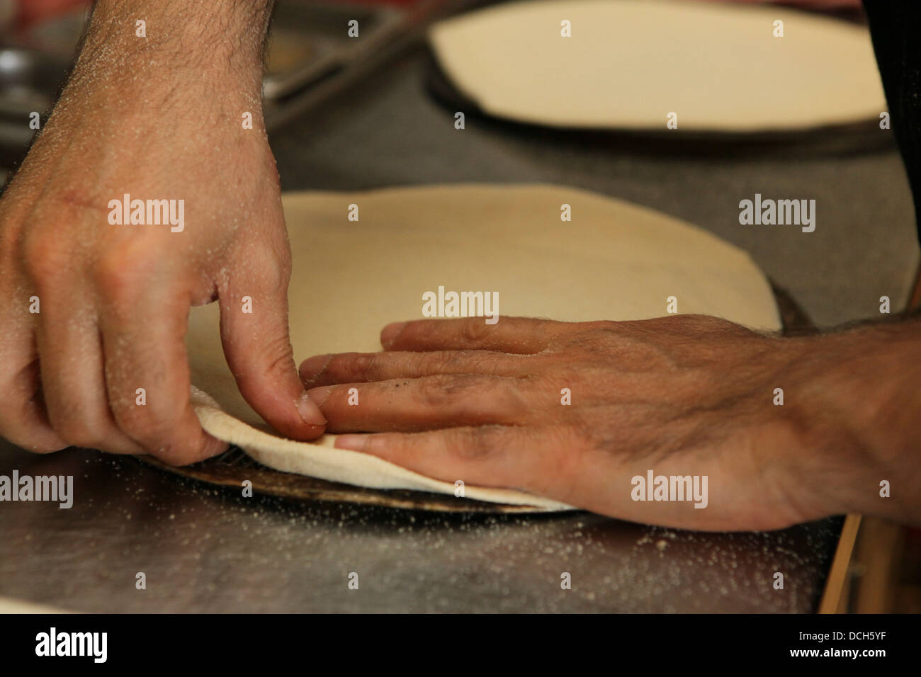 La preparazione di base di pizza Foto Stock