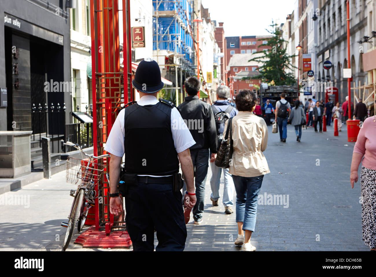 La metropolitan police officer pattugliamento gerrard street chinatown Londra Inghilterra REGNO UNITO Foto Stock