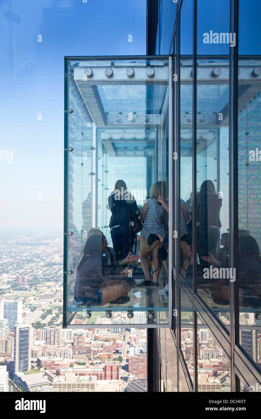 La Willis Tower (formerly Sears Tower) balconi in vetro observation deck. Foto Stock