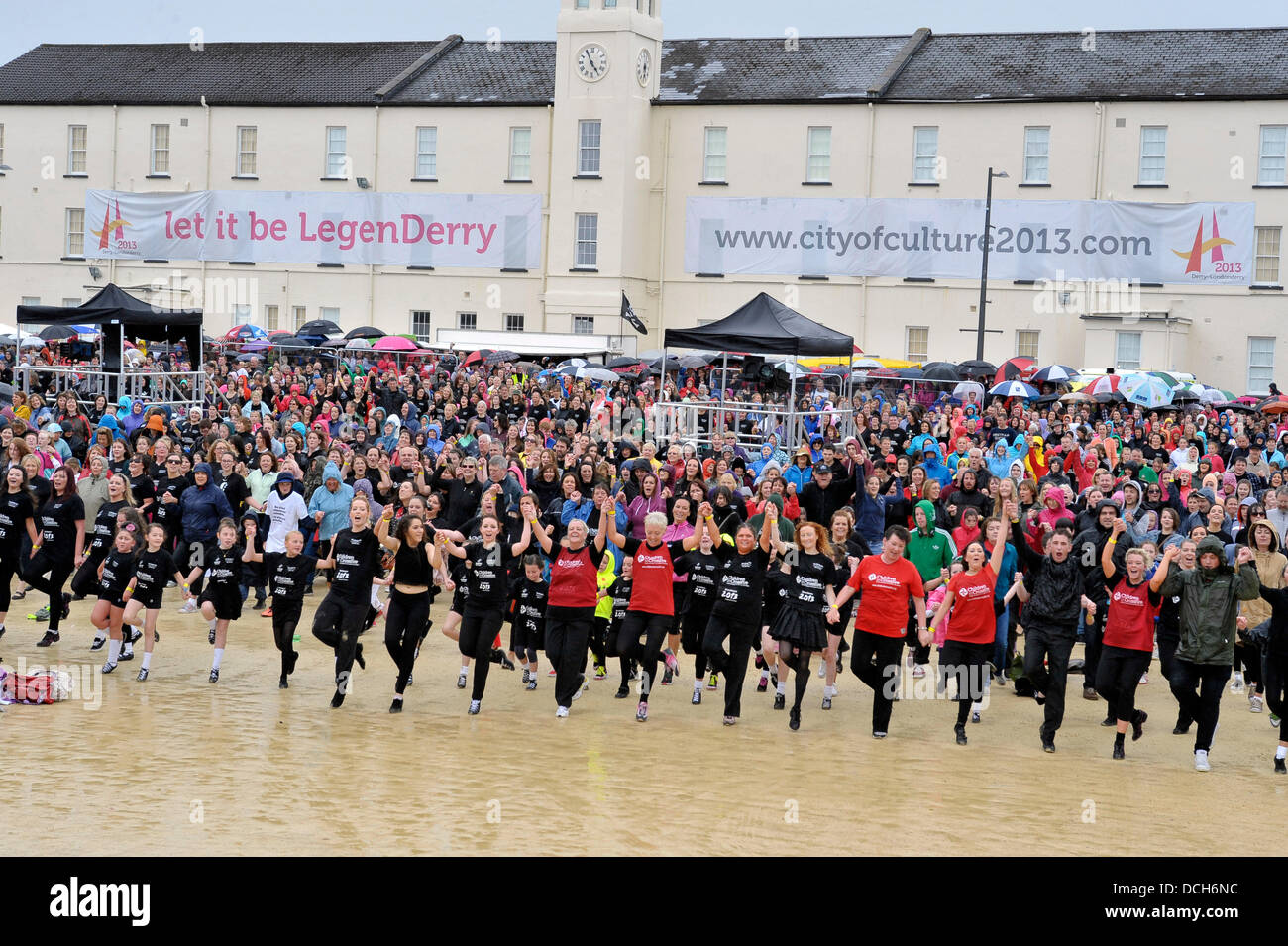 Derry, Londonderry, Irlanda del Nord, 18 agosto 2013 il presentatore TV Eamonn Holmes a battere i record di Riverdance routine. ITV presenter Eamonn Holmes era tra 2569 ballerini irlandesi che hanno completato una maschera di luce per 5 minuti e mezzo per raggiungere il Guinness dei primati record del mondo per la più lunga Riverdance. Il precedente record di 1693 ballerini è stato raggiunto a Dublino il 21 luglio 2013. Credito: George Sweeney / Alamy Live News Foto Stock