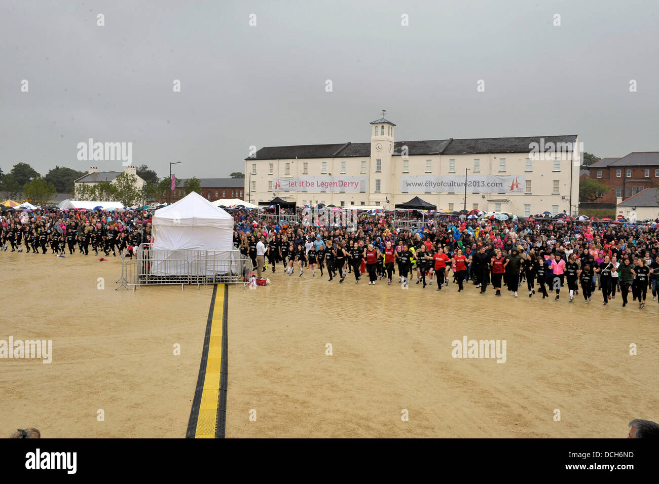 Derry, Londonderry, Irlanda del Nord, 18 agosto 2013 il presentatore TV Eamonn Holmes a battere i record di Riverdance routine. ITV presenter Eamonn Holmes era tra 2569 ballerini irlandesi che hanno completato una maschera di luce per 5 minuti e mezzo per raggiungere il Guinness dei primati record del mondo per la più lunga Riverdance. Il precedente record di 1693 ballerini è stato raggiunto a Dublino il 21 luglio 2013. Credito: George Sweeney / Alamy Live News Foto Stock