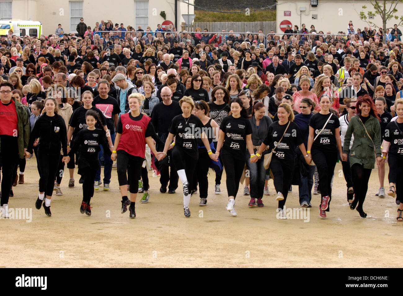 Derry, Londonderry, Irlanda del Nord, 18 agosto 2013 il presentatore TV Eamonn Holmes a battere i record di Riverdance routine. ITV presenter Eamonn Holmes era tra 2569 ballerini irlandesi che hanno completato una maschera di luce per 5 minuti e mezzo per raggiungere il Guinness dei primati record del mondo per la più lunga Riverdance. Il precedente record di 1693 ballerini è stato raggiunto a Dublino il 21 luglio 2013. Credito: George Sweeney / Alamy Live News Foto Stock