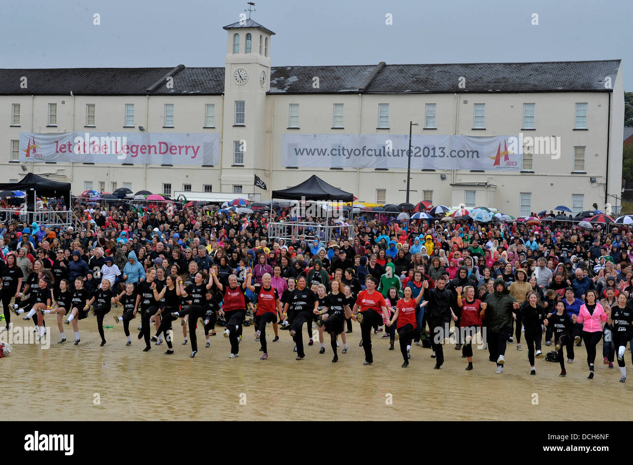 Derry, Londonderry, Irlanda del Nord, 18 agosto 2013 il presentatore TV Eamonn Holmes a battere i record di Riverdance routine. ITV presenter Eamonn Holmes era tra 2569 ballerini irlandesi che hanno completato una maschera di luce per 5 minuti e mezzo per raggiungere il Guinness dei primati record del mondo per la più lunga Riverdance. Il precedente record di 1693 ballerini è stato raggiunto a Dublino il 21 luglio 2013. Credito: George Sweeney / Alamy Live News Foto Stock