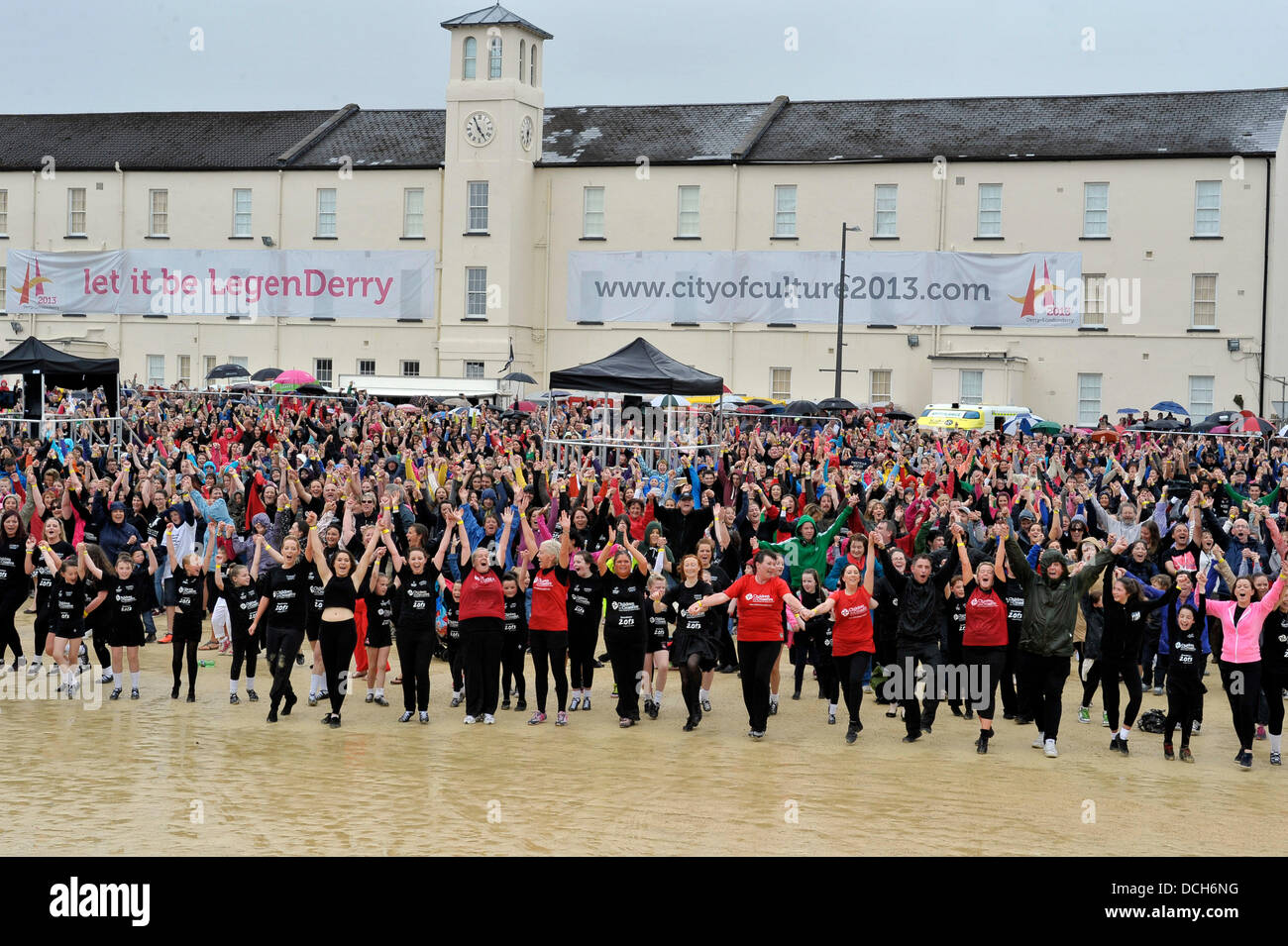 Derry, Londonderry, Irlanda del Nord, 18 agosto 2013 il presentatore TV Eamonn Holmes a battere i record di Riverdance routine. ITV presenter Eamonn Holmes era tra 2569 ballerini irlandesi che hanno completato una maschera di luce per 5 minuti e mezzo per raggiungere il Guinness dei primati record del mondo per la più lunga Riverdance. Il precedente record di 1693 ballerini è stato raggiunto a Dublino il 21 luglio 2013. Credito: George Sweeney / Alamy Live News Foto Stock