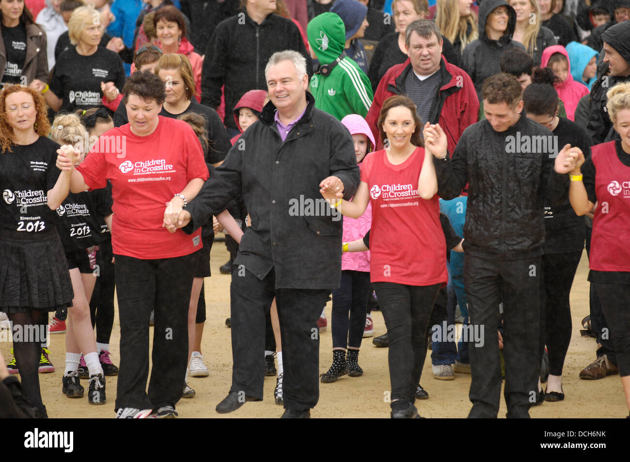 Derry, Londonderry, Irlanda del Nord, 18 agosto 2013 il presentatore TV Eamonn Holmes a battere i record di Riverdance routine. ITV presenter Eamonn Holmes era tra 2569 ballerini irlandesi che hanno completato una maschera di luce per 5 minuti e mezzo per raggiungere il Guinness dei primati record del mondo per la più lunga Riverdance. Il precedente record di 1693 ballerini è stato raggiunto a Dublino il 21 luglio 2013. Credito: George Sweeney / Alamy Live News Foto Stock