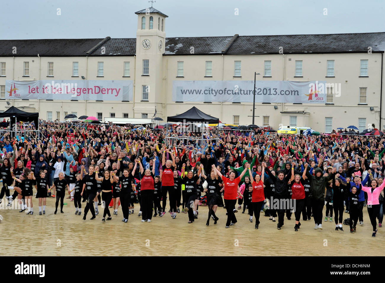 Derry, Londonderry, Irlanda del Nord, 18 agosto 2013 il presentatore TV Eamonn Holmes a battere i record di Riverdance routine. ITV presenter Eamonn Holmes era tra 2569 ballerini irlandesi che hanno completato una maschera di luce per 5 minuti e mezzo per raggiungere il Guinness dei primati record del mondo per la più lunga Riverdance. Il precedente record di 1693 ballerini è stato raggiunto a Dublino il 21 luglio 2013. Credito: George Sweeney / Alamy Live News Foto Stock