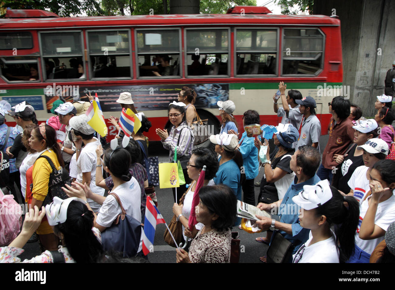 Il 18 agosto 2013. Bangkok , Thailandia . Governo anti-manifestanti durante un rally su strada . I manifestanti che indossano "Guy Fawkes maschera' continuare al rally di un quartiere dello shopping nel centro di Bangkok. I dimostranti si sono riuniti per un rally contro l ex Premier Thaksin Shinawatra e amnesty bollette per la violenza politica. Foto Stock