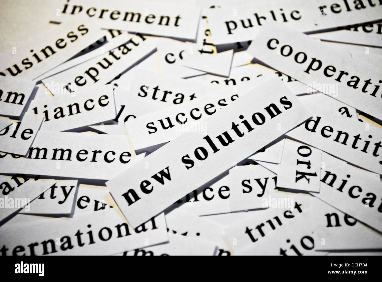 Nuove soluzioni. Concetto di taglio-fuori parole correlate con le attività Foto Stock