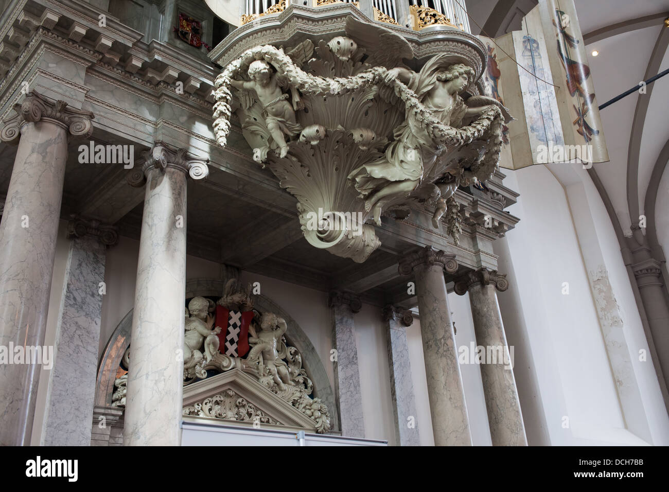 Westerkerk (la Chiesa Occidentale) interni, sculture al di sotto degli organi e stemma a rilievo, Olanda, Amsterdam, Paesi Bassi. Foto Stock
