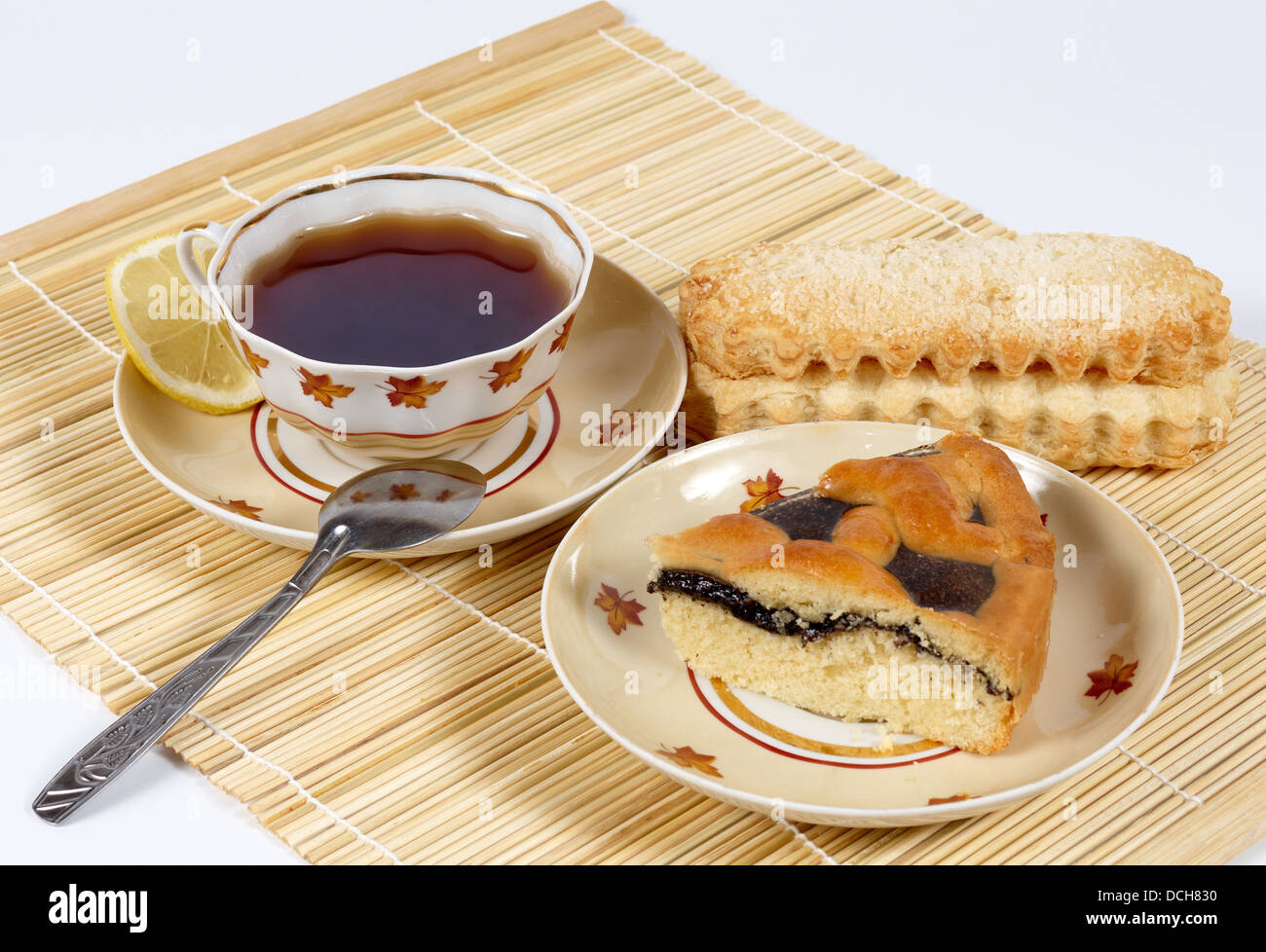 Sfoglia con tè immessi sul tovagliolo di bambù Foto Stock