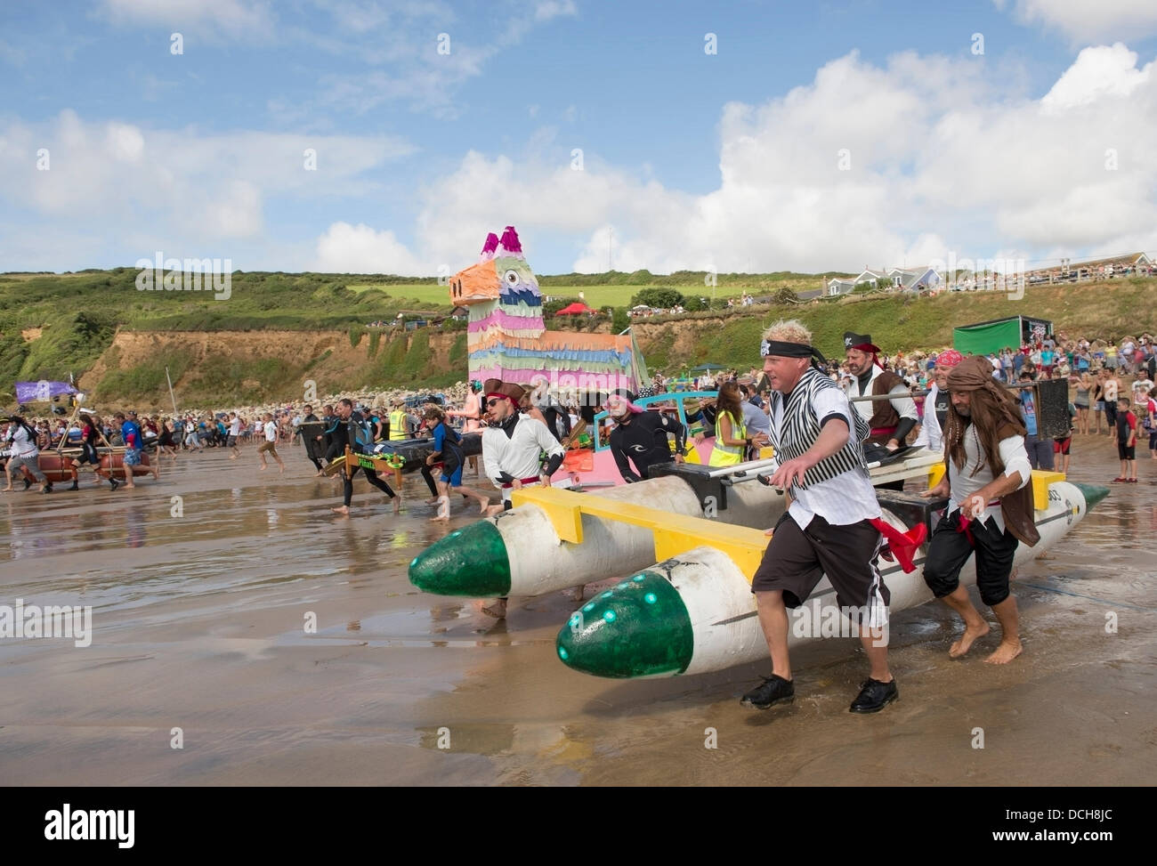 Cornwall, Regno Unito, 18 agosto 2013. Questo è il sesto anno in successione le sabbie Praa zattera gara ha avuto luogo. La gara è effettuata per raccogliere fondi per rinomato in tutto il mondo la carità Shelterbox. Credito: Bob Sharples Alamy/Live News Foto Stock