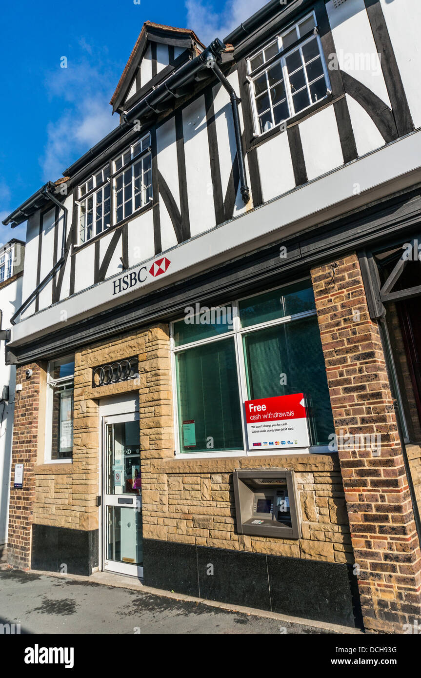 L'esterno di una filiale locale di nome familiare, HSBC, sul villaggio di Banstead High Street, Surrey, Inghilterra, Regno Unito. Foto Stock