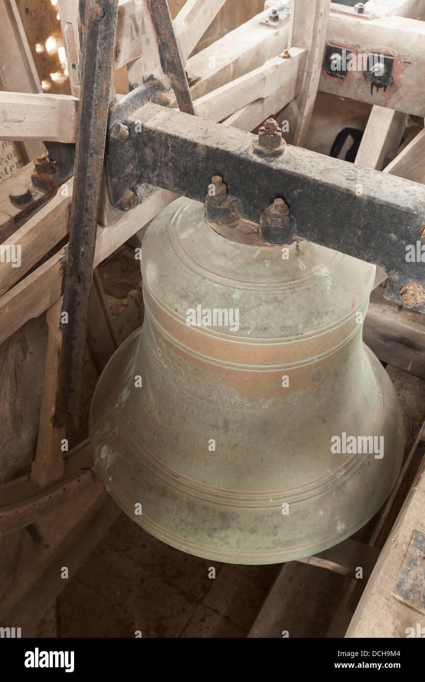 Ghisa campana nel campanile della chiesa di Tutti i Santi, Curry Mallet fatti a mano durante la metà del XVIII secolo. Foto Stock