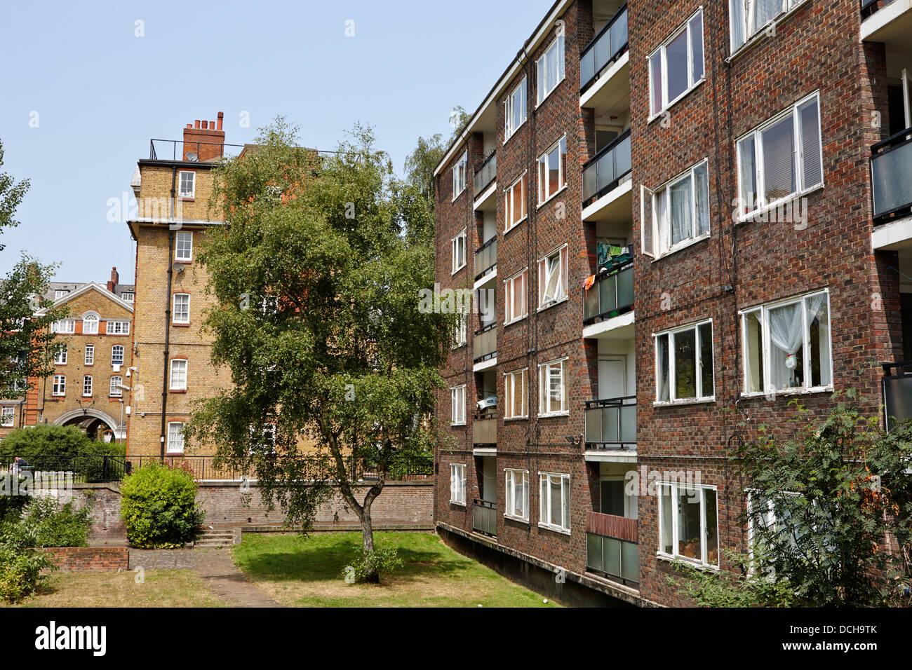 Guardando verso la bourne station wagon e casa di mawson baldwins gardens Londra Inghilterra REGNO UNITO Foto Stock