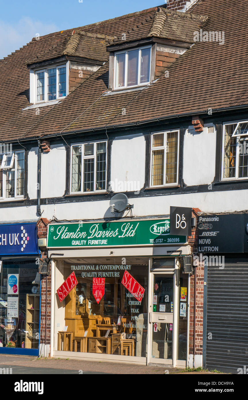 Stanton Davies mobili di qualità shop, il villaggio di Banstead High Street, su di una tranquilla domenica mattina nel Surrey, Inghilterra, Regno Unito. Foto Stock