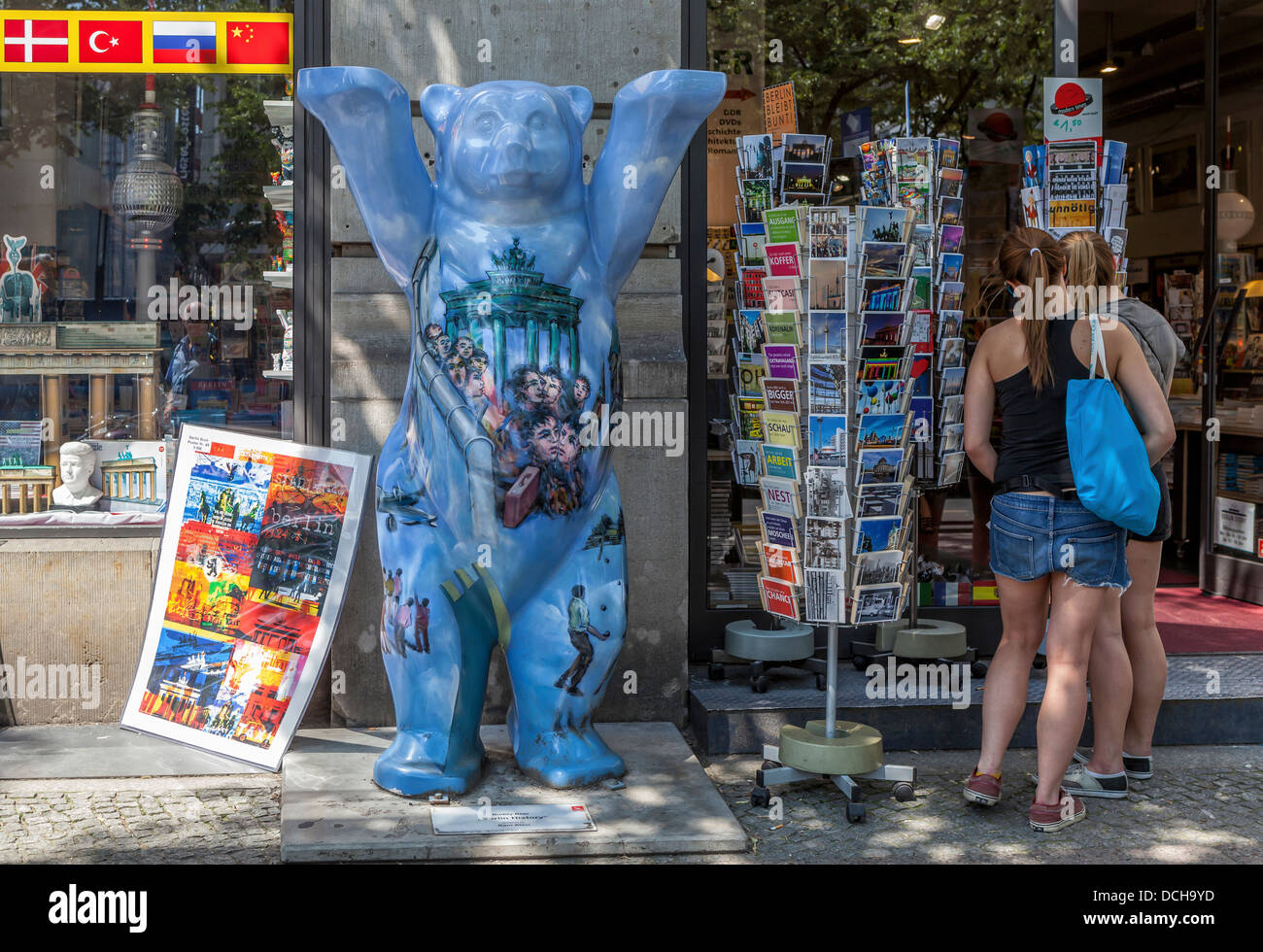 Blu orso di Berlino con vista di Berlino-vedendo mette in evidenza di fronte a un negozio di curiosita' in Unter den Linden, Berlino Foto Stock