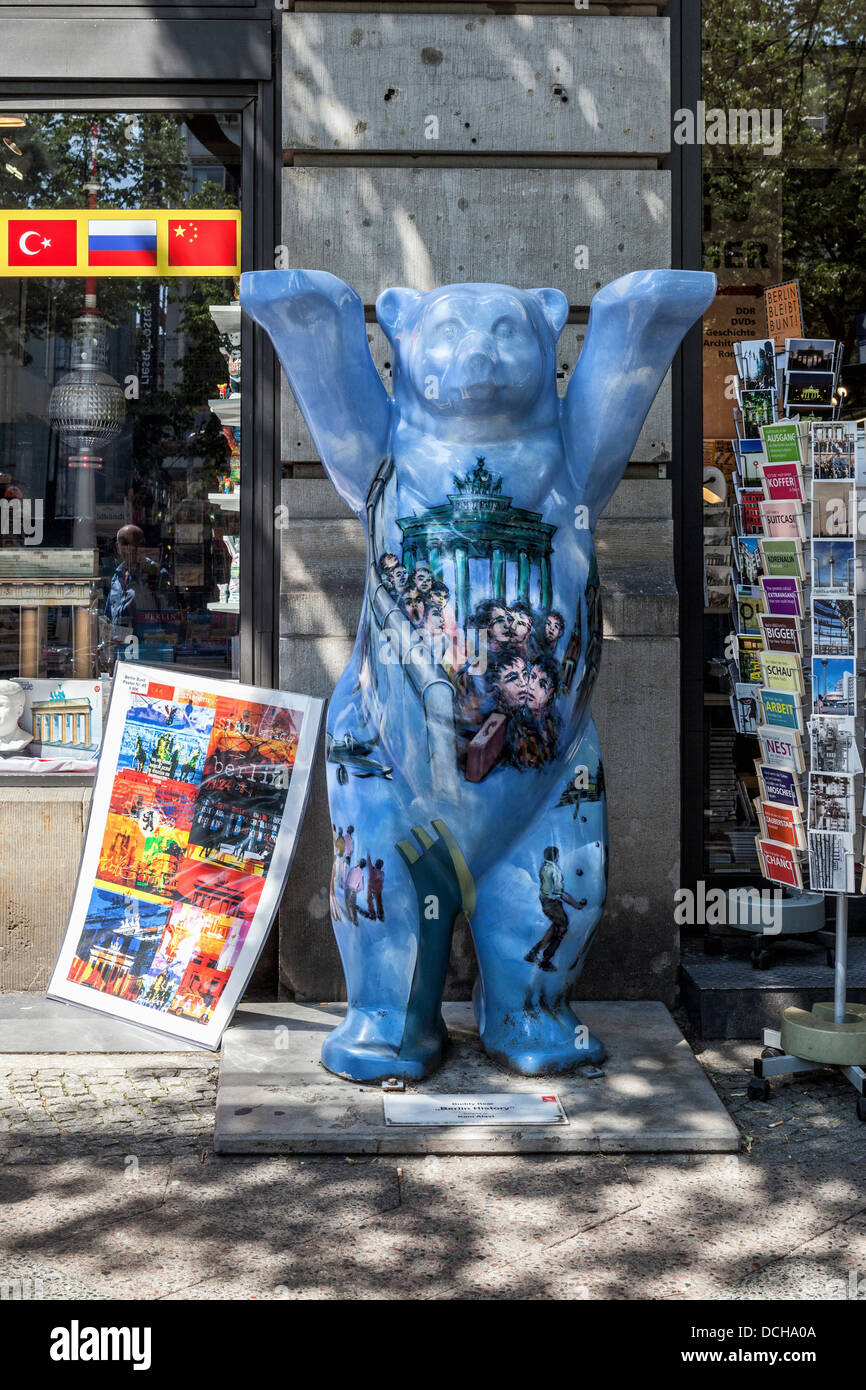 Blu orso di Berlino con vista di Berlino-vedendo mette in evidenza di fronte a un negozio di curiosita' in Unter den Linden, Berlino Foto Stock