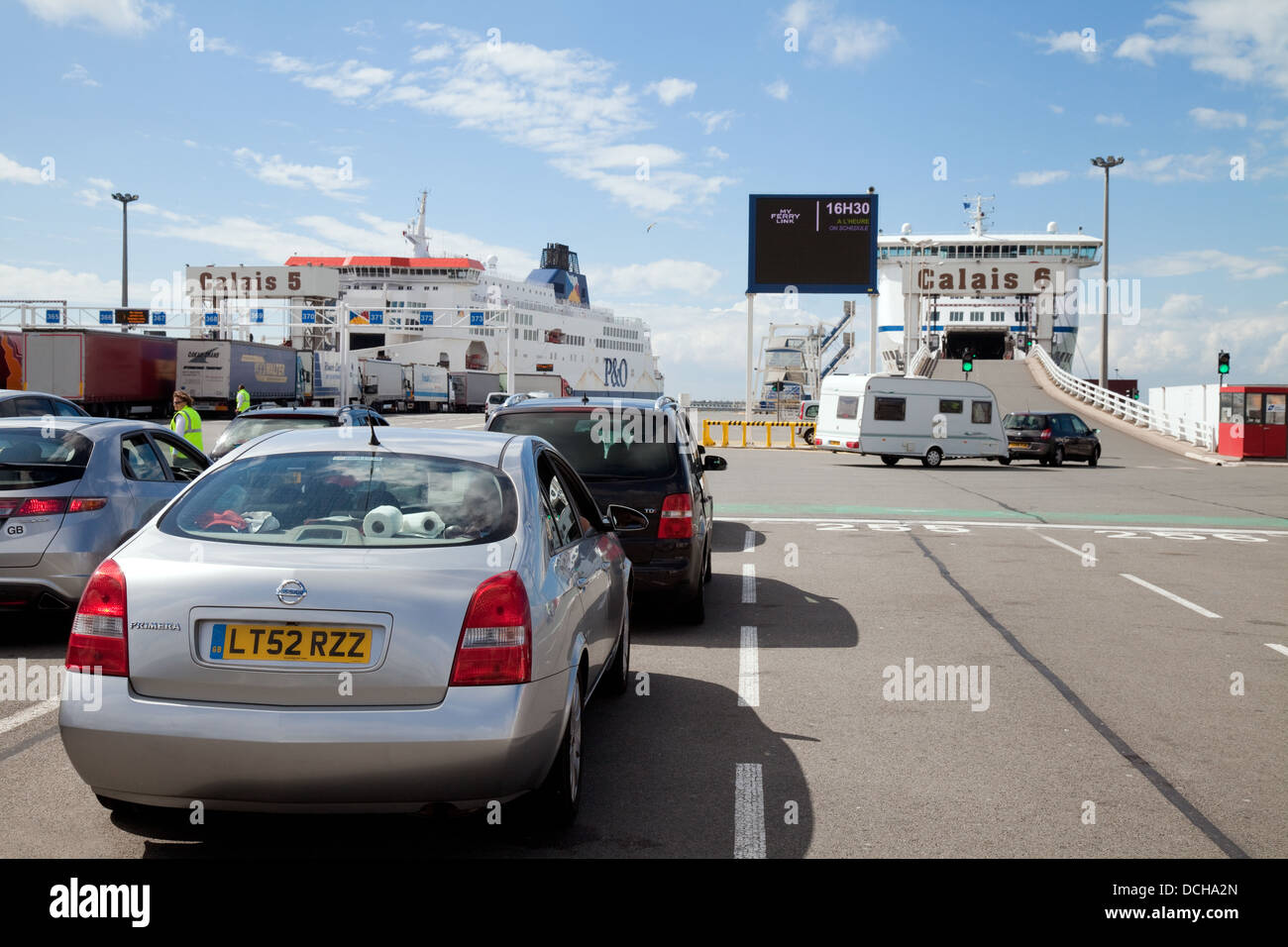 Vetture di salire a bordo di una nave traghetto barca per l'attraversamento del canale Dover a Calais route, a Calais docks, Francia, Europa Foto Stock