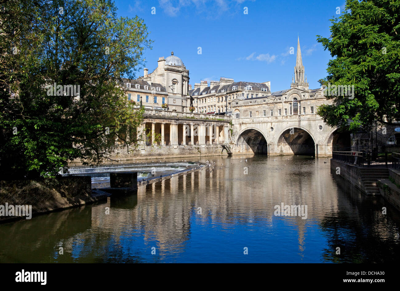 Pulteney Bridge e il fiume Avon a Bath. La Chiesa di San Michele può essere visto in background. Foto Stock