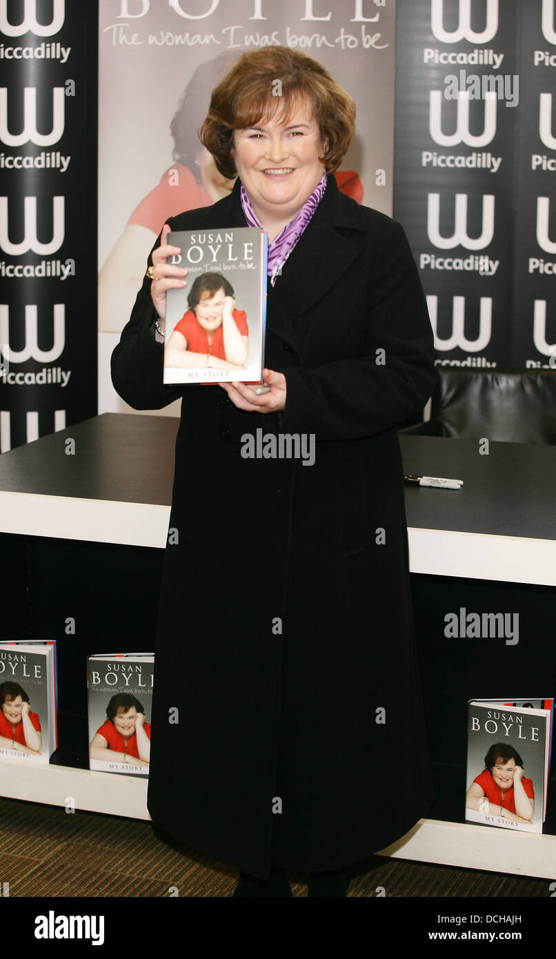 Susan Boyle, segni di copie della sua autobiografia, La donna mi è nato per essere, a Waterstone di Piccadilly. Londra REGNO UNITO. Foto Stock