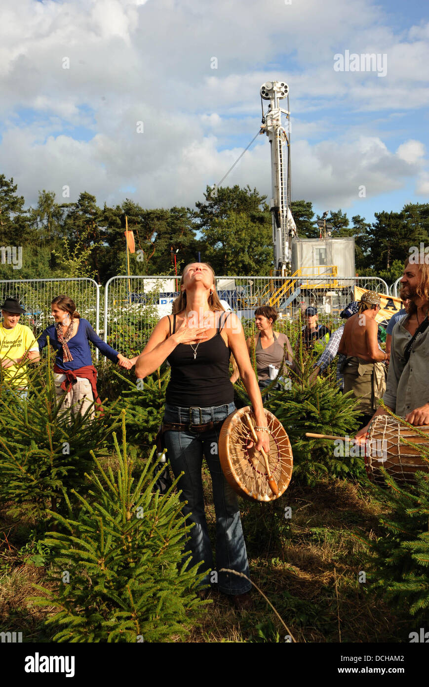 Balcombe, West Sussex, Regno Unito. Il 18 agosto 2013. Vanessa Vine un residente locale conduce Anti Fracking manifestanti a Balcombe Foto Stock