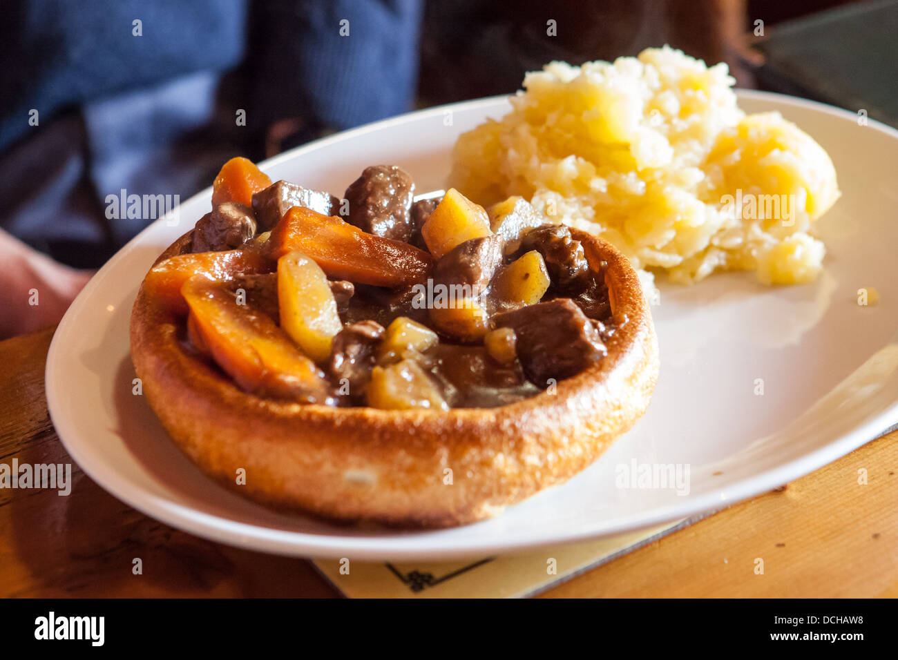 Bistecca e Ale Yorkshire pudding con purea di patate in un tipico pub di campagna. Foto Stock